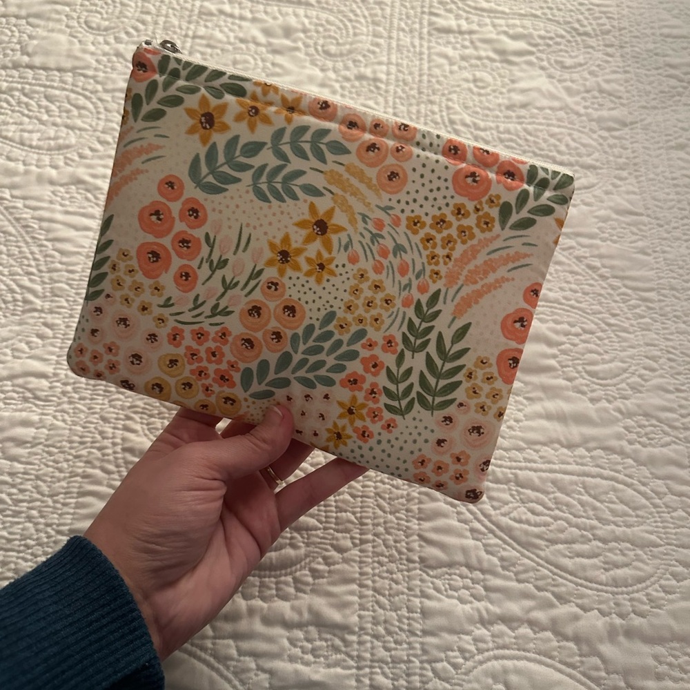 Floral Patterned Pouch Kindle Case - Picture 2 of 3
